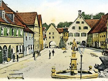 Die Postkarte von 1907 zeigt den historischen Marktplatz mit dem "Ritter-Wirnt-Brunnen".  Repro: R. Löwisch
