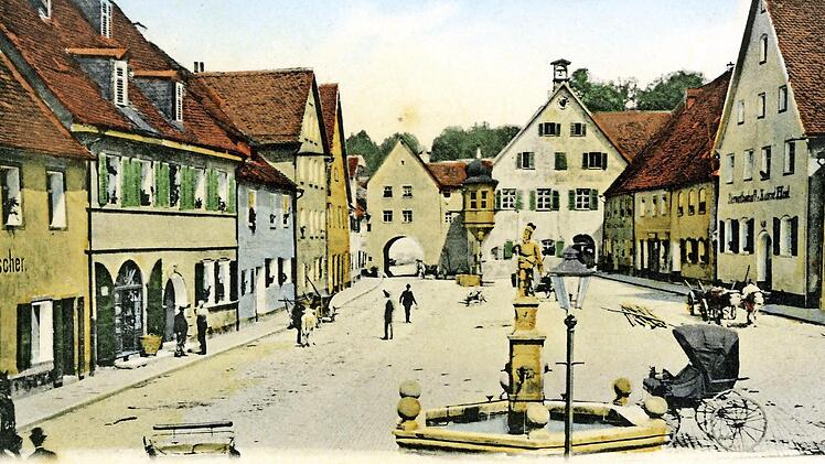 Die Postkarte von 1907 zeigt den historischen Marktplatz mit dem "Ritter-Wirnt-Brunnen".  Repro: R. Löwisch