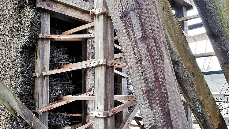 Nur provisorisch wurde die Lücke im Gradierbau gesichert.  Foto: Sigismund von Dobschütz