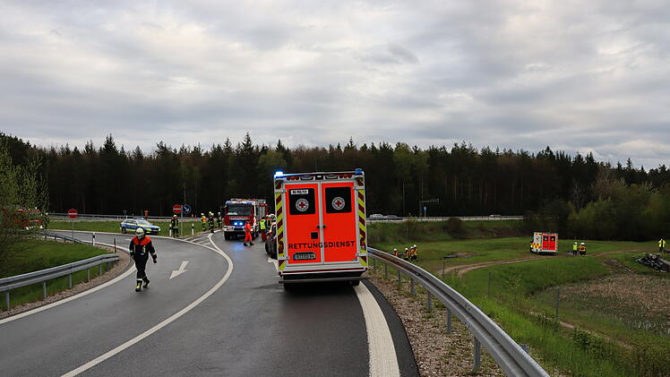 Auto kommt von A9 ab und kommt auf dem Dach vor L&ouml;schweiher zum Liegen