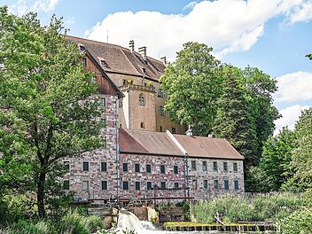 Idyllisch gelegen, ist Schloss Aschach ein Wahrzeichen in der Region.