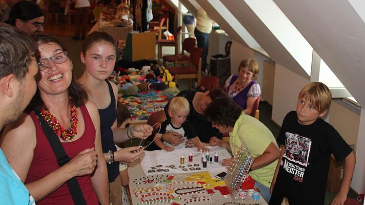 Der Hobby-Künstlermarkt war am Sonntag gut besucht. "Seit wir Kinderbasteln anbieten, wird's immer besser", sagte Corinna Wacker als eine der Mitwirkenden.