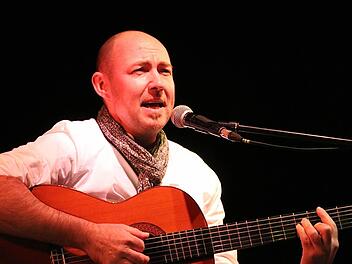 Die Texte von Liedermacher Stefan Noelle ranken sich vor allem um die Freuden und Nöte der Partnerschaften. Seine Stücke haben bisweilen autobiografischen Charakter. Foto: Gerd Schaar