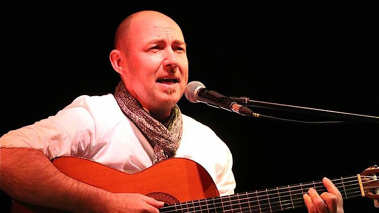 Die Texte von Liedermacher Stefan Noelle ranken sich vor allem um die Freuden und Nöte der Partnerschaften. Seine Stücke haben bisweilen autobiografischen Charakter. Foto: Gerd Schaar