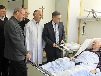 Über Weihnachten im Krankenhaus: Landrat Alexander Tritthart, Chefarzt Dr. Hans-Joachim Laugwitz, Krankenhausseelsorger Georg Paszek, Pfarrer Kilian Kemmer und Pfarrer Hans-Friedrich Schäfer (von rechts) überbringen ihre Genesungswünsche persönlich.  Foto: Sabine Memmel