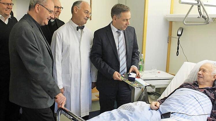 Über Weihnachten im Krankenhaus: Landrat Alexander Tritthart, Chefarzt Dr. Hans-Joachim Laugwitz, Krankenhausseelsorger Georg Paszek, Pfarrer Kilian Kemmer und Pfarrer Hans-Friedrich Schäfer (von rechts) überbringen ihre Genesungswünsche persönlich.  Foto: Sabine Memmel
