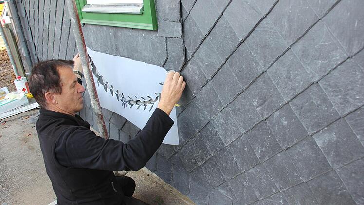 Franz Schirmer zeigt die Schablone für die Staniol-Arbeit. Foto: Friedwald Schedel
