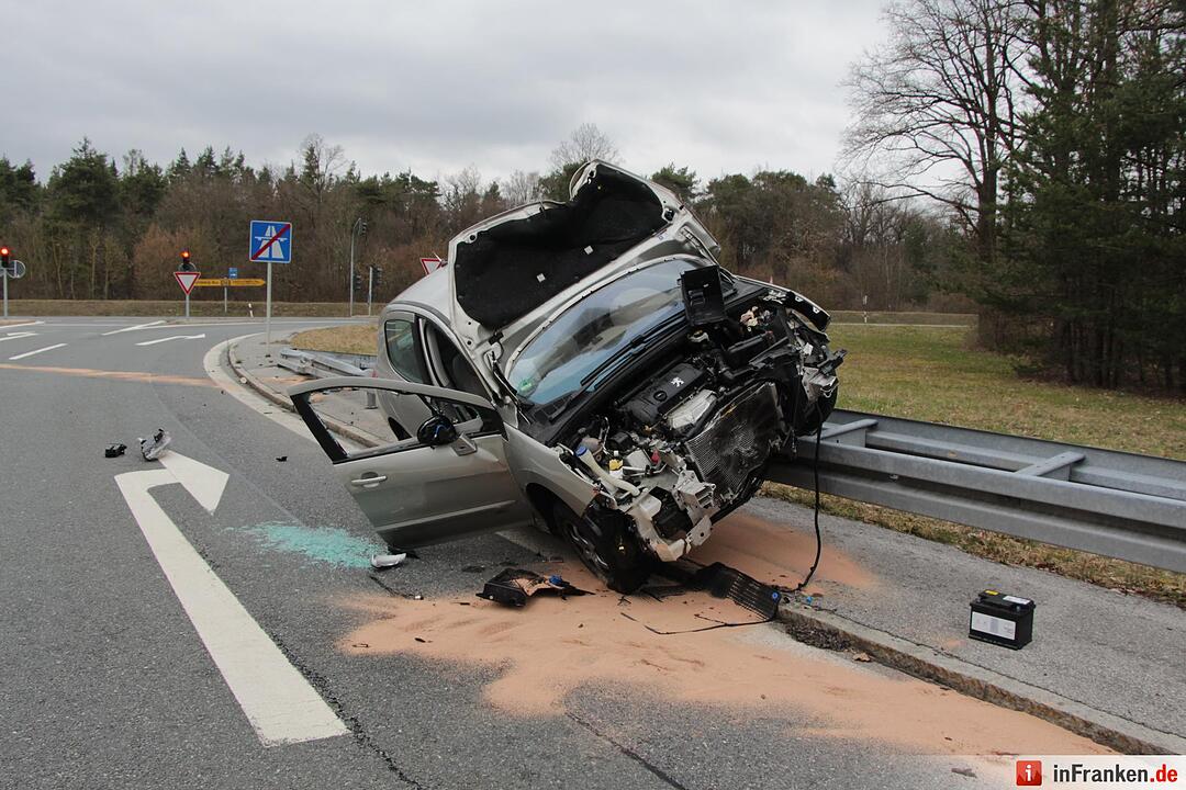 Fahrzeug rammt Verkehrsschild und landet auf Gegenfahrbahn