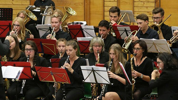 Impresionen vom Sinfoniekonzert in der Franz Goebel Halle Rödental mit dem Jugendorchester Rödental und dem Orchester der Musikfreunde NeustadtFoto: Jochen Berger