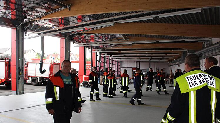 Die Fahrzeughalle hat zehn Stellplätze