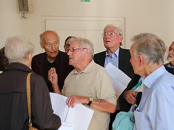 Franz Gock (Bildmitte) informierte während des Klassentreffens über die Stuckdecke in der Aula des früheren Gymnasiums, die heute die Alte Aula genannt wird. Thomas Malz
