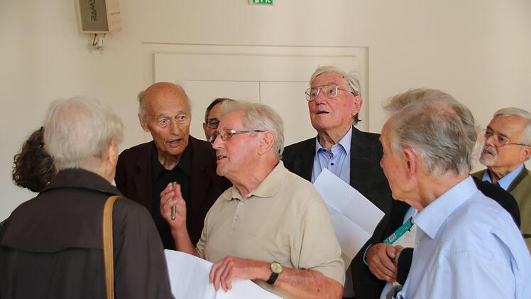 Franz Gock (Bildmitte) informierte während des Klassentreffens über die Stuckdecke in der Aula des früheren Gymnasiums, die heute die Alte Aula genannt wird. Thomas Malz