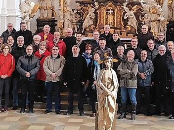 Diese Wallfahrtsleiter stellten sich zum Gruppenbild vor dem Altar der Basilika Gößweinstein. Foto: T. Weichert.