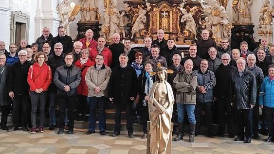 Diese Wallfahrtsleiter stellten sich zum Gruppenbild vor dem Altar der Basilika Gößweinstein. Foto: T. Weichert.