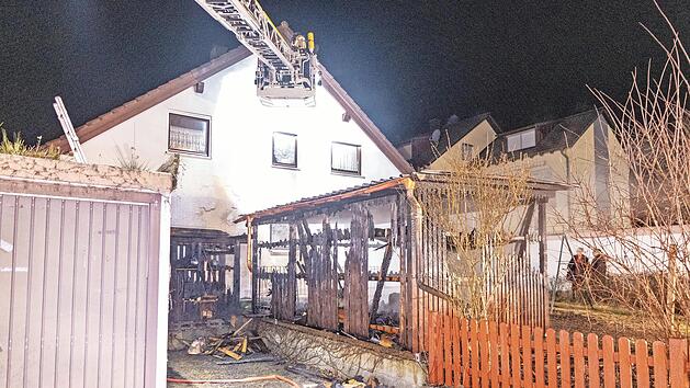 Mit der Drehleiter r&uuml;ckte die Feuerwehr an.
