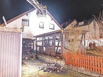 Mit der Drehleiter rückte die Feuerwehr an.