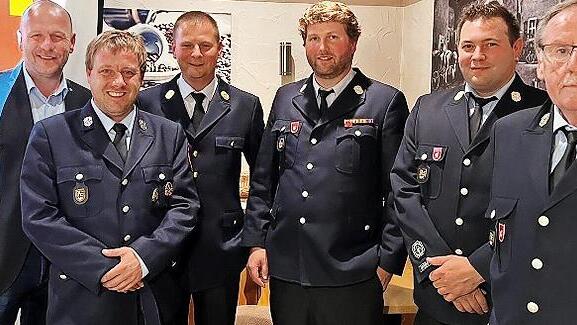 Markus Holhut tritt die Nachfolge von Dominik Pühlhorn als Vorsitzender des Feuerwehrvereins Wirsberg an. Von links Bürgermeister Jochen Trier, stellvertretender Kommandant Andreas Rothert, Kreisbrandrat Thomas Hoffmann, Kommandant Fabian Hoffmann...
