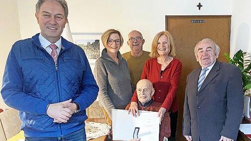 Neben Landrat Klaus Löffler (links) überbrachte auch Heinz Hausmann (rechts) Glückwünsche an Andreas Jakob (Mitte). Auch Jakobs Kinder freuten sich über die Auszeichnung ihres Vaters.