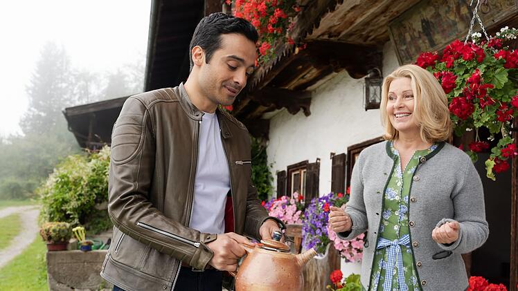 Bei den "Rosenheim-Cops" spielt Karin Thaler (Szene mit Baran H&ecirc;v&icirc;) die Rolle der Marie Hofer.