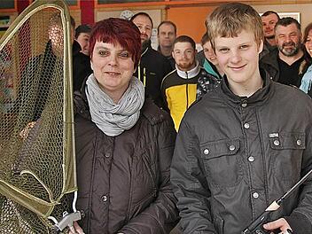Mutter Irene Kramer und ihr Sohn Fabian bestanden die Staatliche Fischereiprüfung Bayerns. Foto: Gerd Schaar