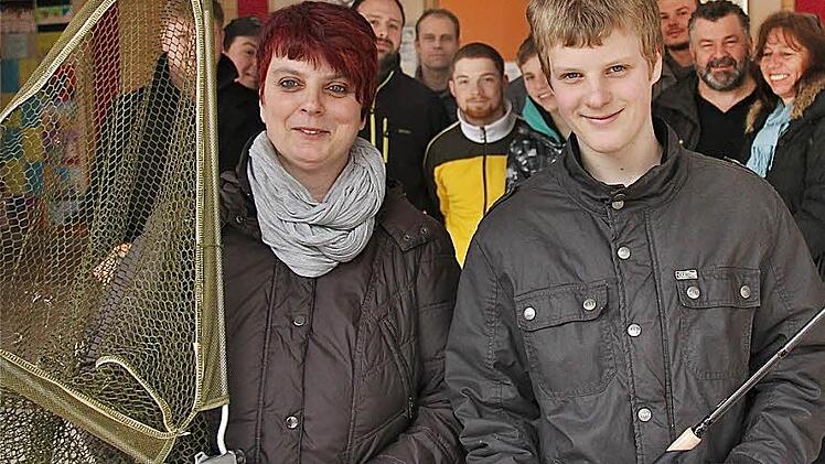 Mutter Irene Kramer und ihr Sohn Fabian bestanden die Staatliche Fischereiprüfung Bayerns. Foto: Gerd Schaar