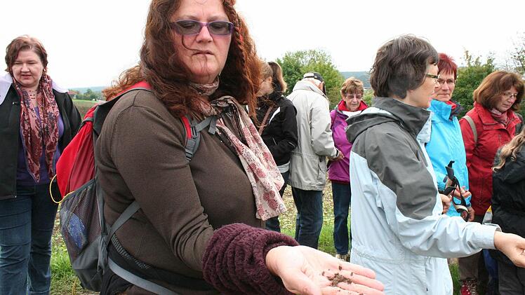 Die Erde als "das wertvollste Kapital des Landwirts" konnten die Wanderer fühlen und riechen. Foto: Evi Seeger