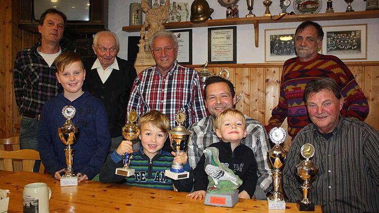 Siegerehrung beim Brieftaubenklub: (von links) Klaus Krämer mit Filius Linus, Anton Mahlmeister, Anton Zehe, Bernd Tüchert mit den in seine Fußstapfen tretenden Söhnen Paul und Niklas, Herbert Tüchert, Theo Tüchert Foto: Arnold Nöth