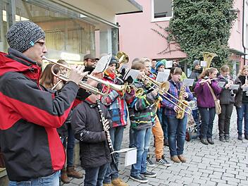 Das Jugendorchester Kronach spielte gestern auch vor der Redaktion des Fränkischen Tags ein Neujahrsständerla.Foto: Corinna Igler