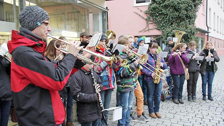 Das Jugendorchester Kronach spielte gestern auch vor der Redaktion des Fränkischen Tags ein Neujahrsständerla.Foto: Corinna Igler