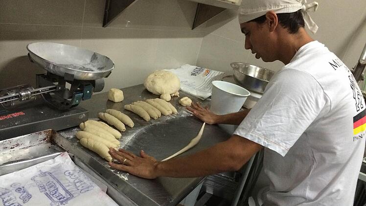 Bäcker Fogolin bereitet in seiner eigenen Backstube im brasilianischem Itajai sein erstes Blech Laugengebäck nach deutschem Standard vor. Foto: Baumgärtner
