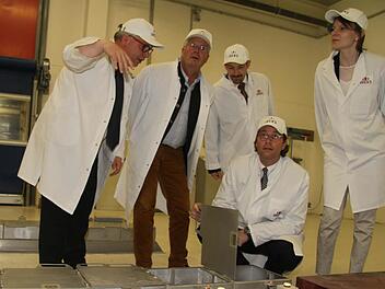 Unter den Klappen verbergen sich die Rohstoffe - alles wird automatisch gemischt. Werkleiter Detlef Topp (links) von Ireks erklärte den Produktionsablauf. Landtagsabgeordneter Ludwig Freiherr von Lerchenfeld, stellvertretender Landrat Jörg Kunstmann, Generalsekretär Andreas Scheuer und Bundestagsabgeordnete Emmi Zeulner (von links) zeigen sich beeindruckt. Foto: Sonja Adam