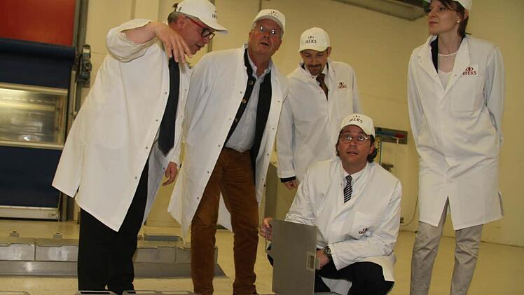 Unter den Klappen verbergen sich die Rohstoffe - alles wird automatisch gemischt. Werkleiter Detlef Topp (links) von Ireks erklärte den Produktionsablauf. Landtagsabgeordneter Ludwig Freiherr von Lerchenfeld, stellvertretender Landrat Jörg Kunstmann, Generalsekretär Andreas Scheuer und Bundestagsabgeordnete Emmi Zeulner (von links) zeigen sich beeindruckt. Foto: Sonja Adam