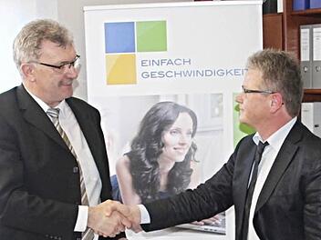 Am 2. April wurde der Vertrag für das schnelle Internet durch Bürgermeister Helmut Dietz (links) und dem Geschäftsführer der Süc//dacor Coburg, Uwe Meyer (rechts) geschlossen.  Foto: Helmut Will