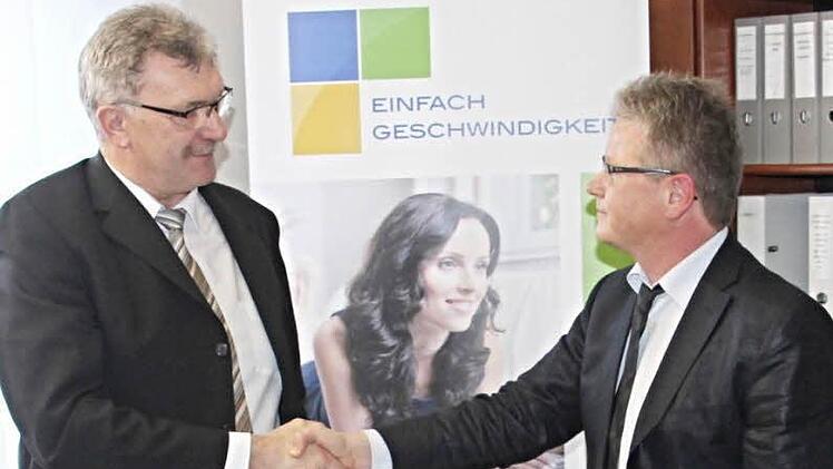 Am 2. April wurde der Vertrag für das schnelle Internet durch Bürgermeister Helmut Dietz (links) und dem Geschäftsführer der Süc//dacor Coburg, Uwe Meyer (rechts) geschlossen.  Foto: Helmut Will