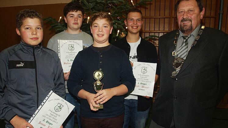 Die Proklamation der Fischerkönige und ein Lob für Nachwuchssportler bildeten den Höhepunkt der Weihnachtsfeier (von links): Jonas Eck, Stefan Schmitt, Jonas Pfister, Nick Wenzel und Bernhard Braun. Foto: Stefan Geiger