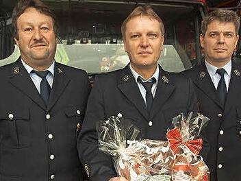 Seit 1990 betreut Jürgen Bauer (Mitte) Feuerwehrhaus und Gerätschaften. Diese Dienste würdigten Vorsitzender Manfred Schubert (links) und 2. Kommandant Kai Niedergesäß (rechts).  Foto: Stefan Geiger