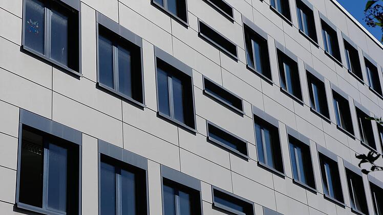 Bick auf die Fassade des alten Kreiswehrersatzamtes in Bamberg Foto: Matthias Hoch