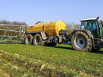 So ist es gängige Praxis bisher: Klärschlamm wird von Landwirten auf Feldern ausgebracht.  Foto: Archiv