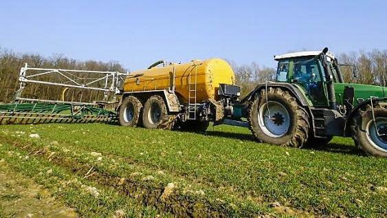 So ist es gängige Praxis bisher: Klärschlamm wird von Landwirten auf Feldern ausgebracht.  Foto: Archiv