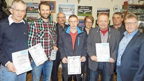 300 Spiele als Fu&szlig;baller absolvierten Martin St&uuml;binger (Zweiter von links) und Gerd Hofmann (rechts daneben), Matthias Moje (links) ist seit 45 Jahren als Handball-Schiedsrichter im Einsatz, Erwin Lauterbach (Dritter von rechts) seit 25 Jahren.