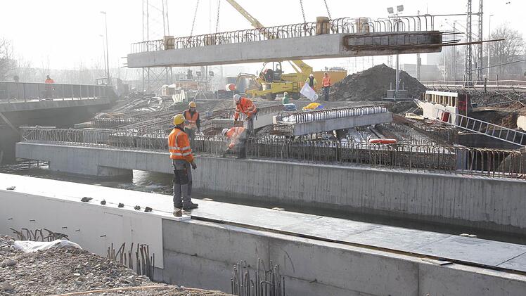 Über der Wiesent werden tonnenschwere Betonträger verlegt. Bald sollen die Züge drüber fahren. Foto: Josef Hofbauer