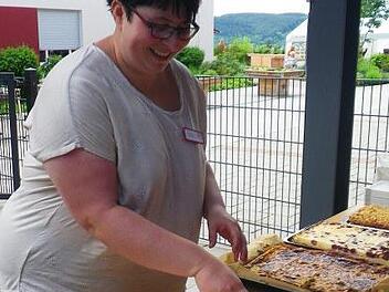 Zum letztj&auml;hrigen Sommerfest schnitt Heimleiterin Yvonne Hepp eine Riesentorte f&uuml;r die G&auml;ste an.  Foto: Sina Bretscher
