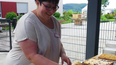 Zum letztj&auml;hrigen Sommerfest schnitt Heimleiterin Yvonne Hepp eine Riesentorte f&uuml;r die G&auml;ste an.  Foto: Sina Bretscher