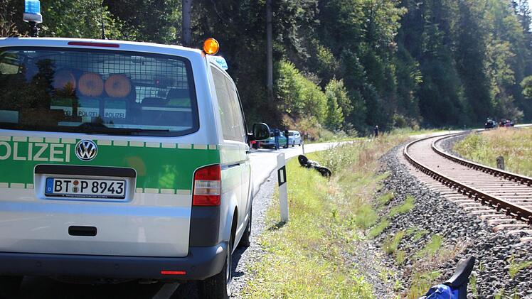 Motorradunfall am Sonntagnachmittag (16. September 2018): Ein 44-Jähriger verliert zwischen Steinwiesen und Nordhalben die Kontrolle über sein Gefährt. Foto: Andreas Schmitt