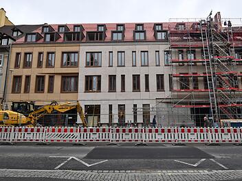 Die Arbeiten am "Quartier an den Stadtmauern" in Bamberg schreiten  voran: In der  Langen Straße ist die Fassade nun  zu zwei Dritteln zu sehen.  Foto: Ronald Rinklef