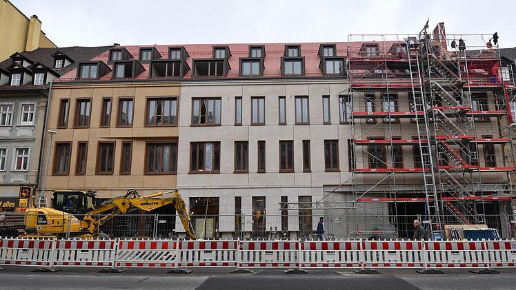 Die Arbeiten am "Quartier an den Stadtmauern" in Bamberg schreiten  voran: In der  Langen Straße ist die Fassade nun  zu zwei Dritteln zu sehen.  Foto: Ronald Rinklef