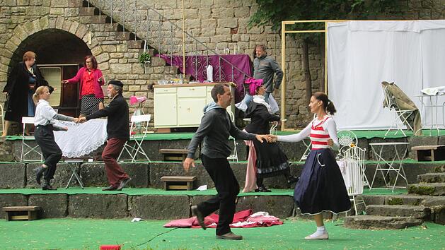 Theaterauff&uuml;hrungen von "spectaculum", wie heuer "Die Irre(n) von Chaillot", bereichern das Kulturleben der Stadt und fanden Eingang in die neue Video-Staffel.  Fotos: Winfried Ehling