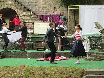 Theateraufführungen von "spectaculum", wie heuer "Die Irre(n) von Chaillot", bereichern das Kulturleben der Stadt und fanden Eingang in die neue Video-Staffel.  Fotos: Winfried Ehling
