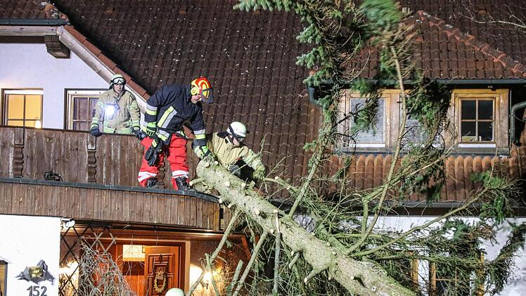 Überall in Franken mussten die Feuerwehren umgestürzte Bäume wegräumen. Sturmtief Eberhard gönnte den Rettern keine Atempause, berichtet die Einsatzzentrale Oberfranken. Fotos: News5 /Merzbach