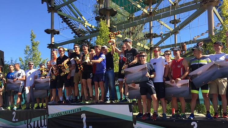 Carsten Friedmann (Vierter von rechts) wurde Dritter in seiner Altersklasse und stand mit dem Jan Frodeno auf dem Podium. Foto: privat
